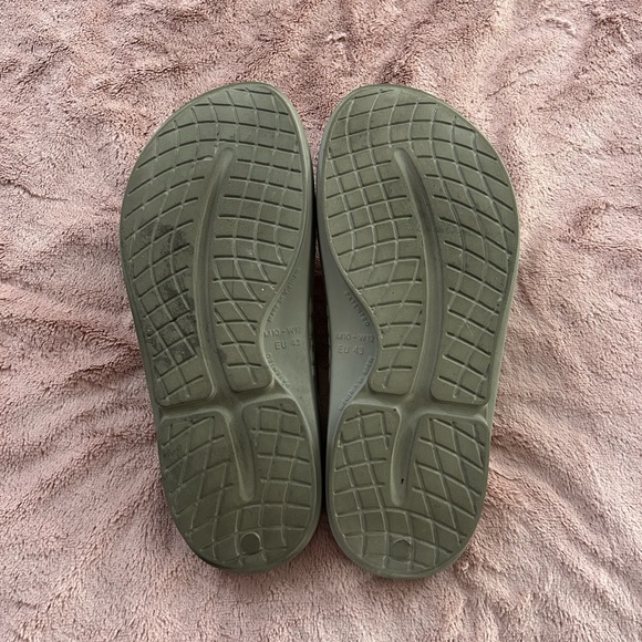 Oofos flip flops. Beige. Men’s 10 women’s 12 - Picture 2 of 3